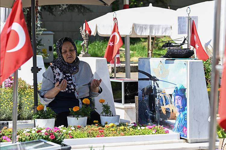 Bayram arifesinde şehitliklerde hüzün: Kahramanlara koştular 26